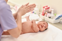 新生婴儿纸尿裤怎么穿 找准位置不勒腿