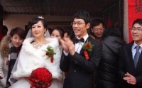 儿媳不孕婆婆逼她离婚,后来儿子碰见岳父卖牛杂,看到一男孩愣了