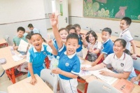 探访两所学校托管班孩子的生活 感受校园托管欢乐多
