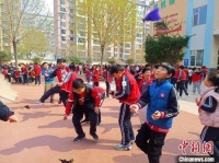 “课间圈养”引热议 多地强调引导学生课间走出教室