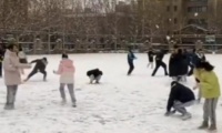 借课打雪仗 体育老师就该这样“硬气”