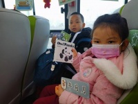 通学车有啥“魔力” 孩子们这么爱坐