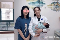 广州48岁辣妈生下二胎,姐弟俩相差20岁,高龄备孕这样做