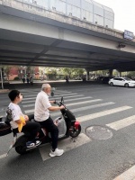 不戴头盔 “小凳子”随意装 带娃骑电动车有多悬