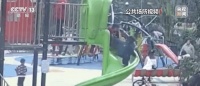 幼童玩滑梯逆行被踹跌落 谁应担责?