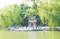 北大校园参观迎来暑期首批游客