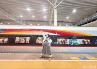 原创 包文婧“临盆孕肚出行”照曝光 仍然打扮精致如少女 又辣又年轻