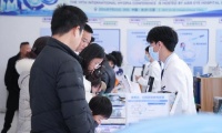 纵容孩子玩手机、用手机哄睡 2岁半患儿单眼近视450度