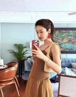 原创 杨采钰疑似怀孕被网友拍到,孕肚凸出五六个月迹象,新男友金融圈海归精英