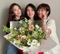 SHE久违合体出镜，44岁任家萱备孕暂停事业，身材丰腴显幸福肥