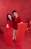 原创             董璇陪张维伊回山西给公婆扫墓！手拿冰饮不怕冷，备孕许久没消息