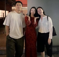 成都酒馆偶遇杨祐宁夫妇，阿梅素面朝天大方合影，正努力备孕四胎
