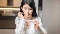 平时小腹隐痛不在意？备孕两年没动静，很多年轻女士都后悔这个习惯