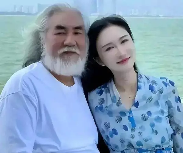 44岁杜星霖备孕第五胎，两段婚姻两种人生，她到底图什么？
